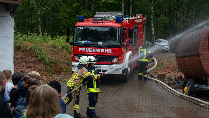 Feuerwehr zu Besuch im Zeltlager
